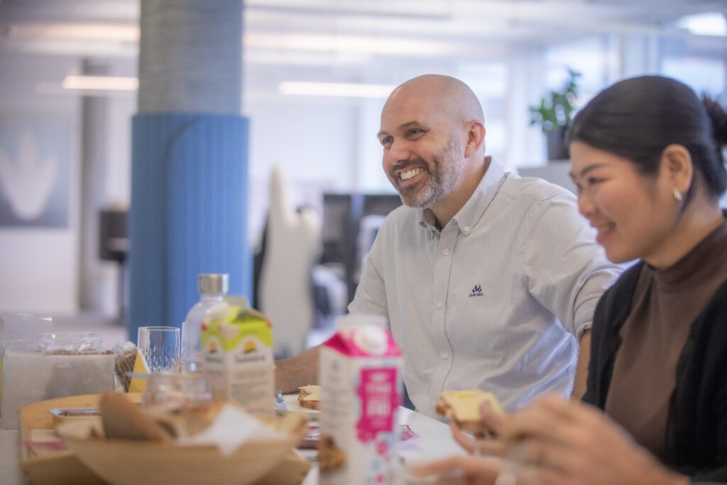 Bilde av smilende ansatt på kontoret til Alf Gundersen