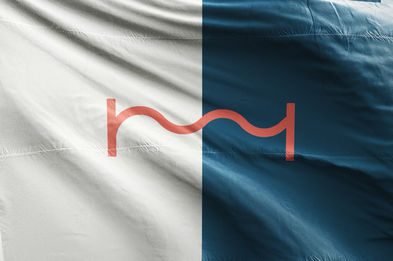 Mockup som viser Marineholmen logo på et flagg