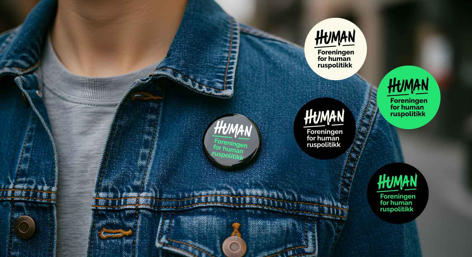 Mockup som viser mann jakke med buttons med logoen til FHR – Foreningen for human ruspolitikk