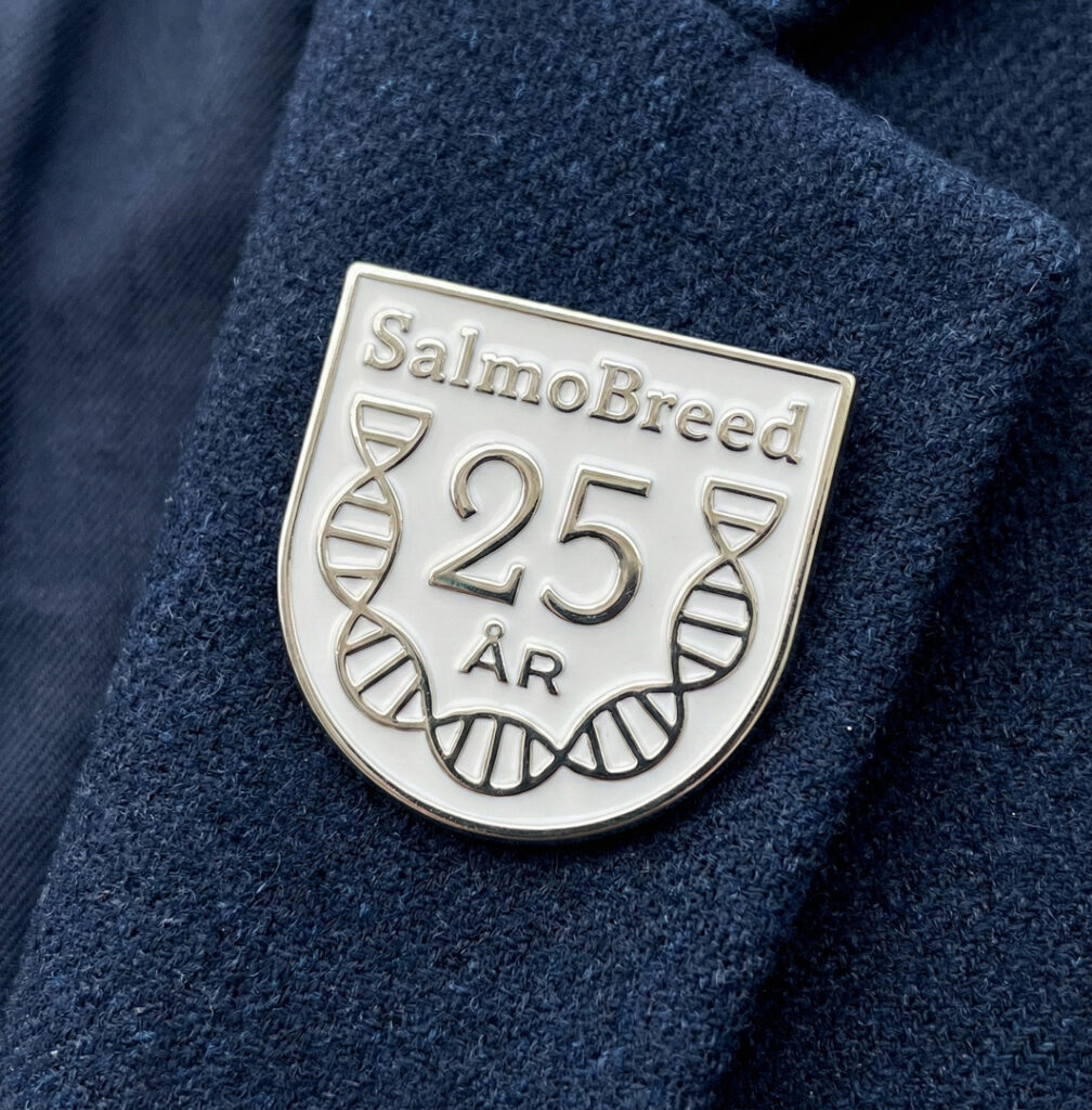 Pin med emblem laget i forbindelse med SalmoBreeds 25-årsjubileum