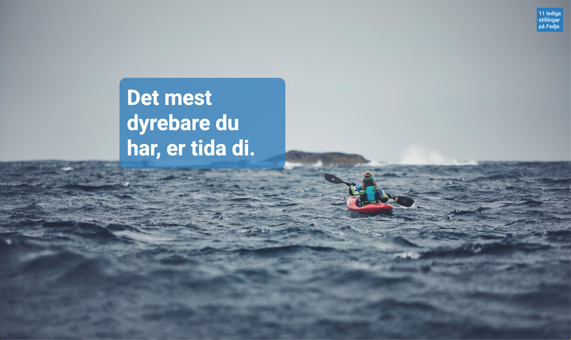 Skjermdump fra digital stillingskampanje i form av scrollytelling for Fedje kommune. Bildet viser en kvinne som padler i havet, samt teksten "Det mest dyrebare du har, er tida di."