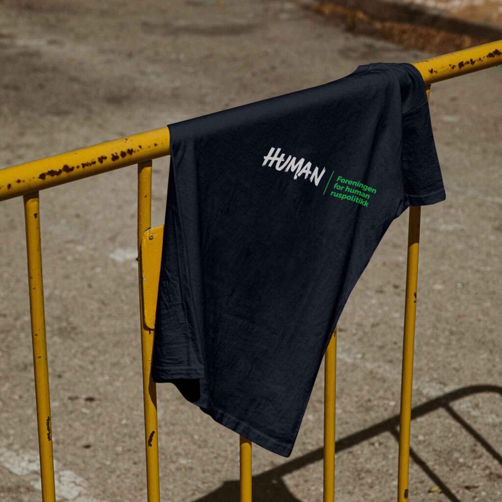 Mockup som t-skjorte med logoen til FHR – Foreningen for human ruspolitikk